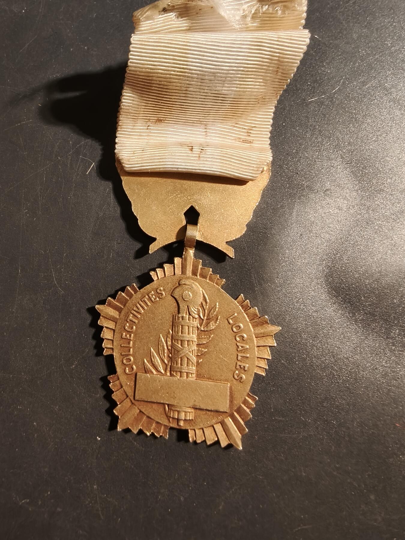 老王徽章第176期 法国金级地方嘉奖奖章    950银镀金    33.3g