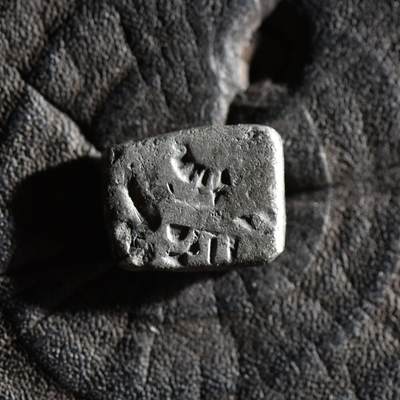 【良泉】【春节前最后一场】2月5日晚19.30点开拍！208组，本场结束后预存钱币的朋友请告知，将连同本场拍品一起邮寄，预祝诸位春节愉快！ - 公元前3-2世纪【古印度】孔雀-巽加王朝 1卡夏帕银币，2.88克