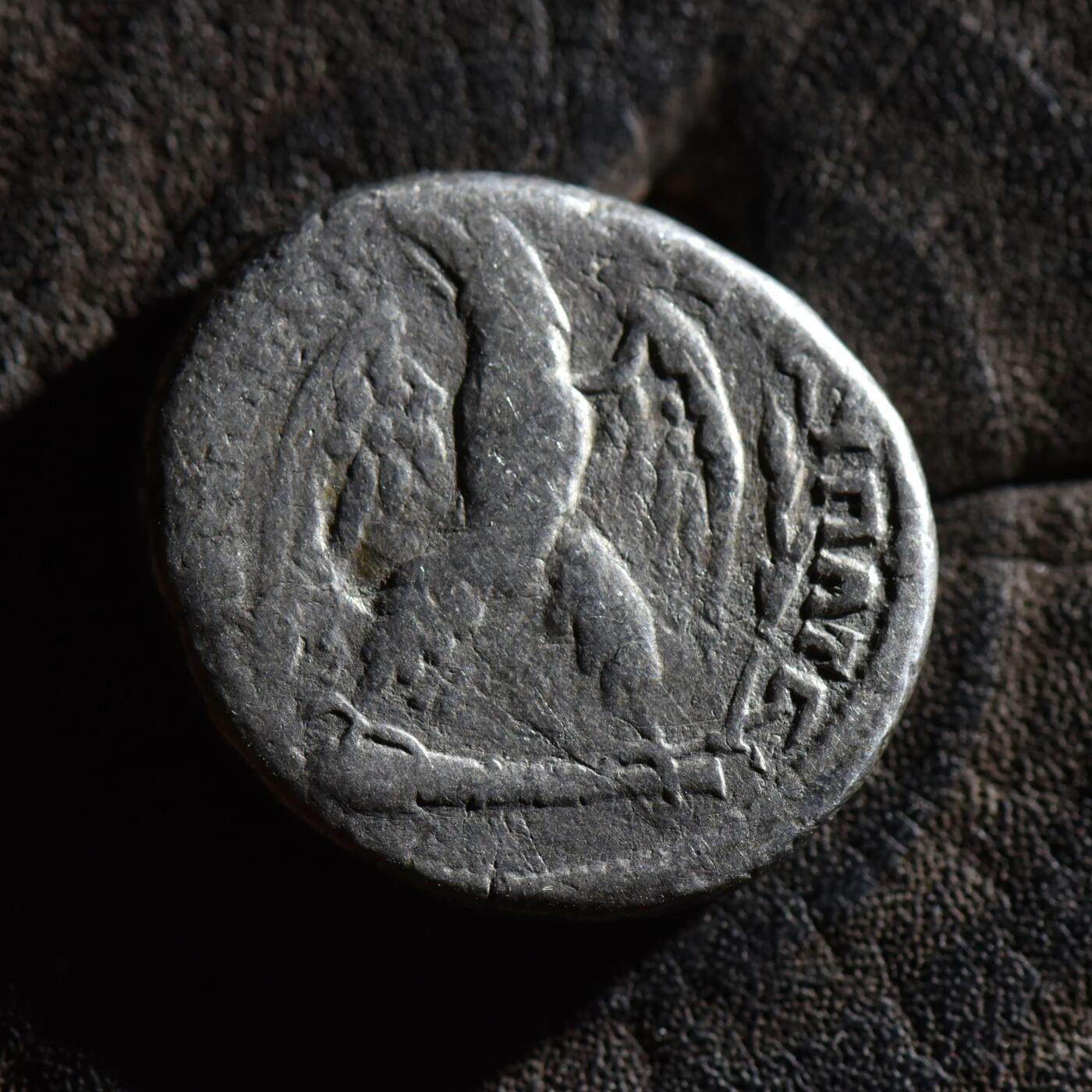 【良泉】【春节前最后一场】2月5日晚19.30点开拍！208组，本场结束后预存钱币的朋友请告知，将连同本场拍品一起邮寄，预祝诸位春节愉快！ 11.14克，公元110-111年【古罗马】图拉真，腓尼基行省推罗城打制“立鹰”四德拉克马银币