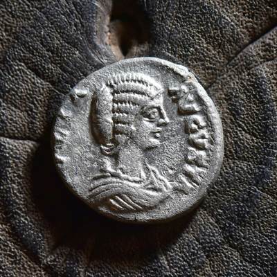 【良泉】【春节前最后一场】2月5日晚19.30点开拍！208组，本场结束后预存钱币的朋友请告知，将连同本场拍品一起邮寄，预祝诸位春节愉快！ - 公元197年【古罗马】塞维鲁其妻子尤利娅·多姆娜打制“神圣的灶神”（VESTAE SANCTAE）第纳尔银币，老底嘉造币厂，3.01克