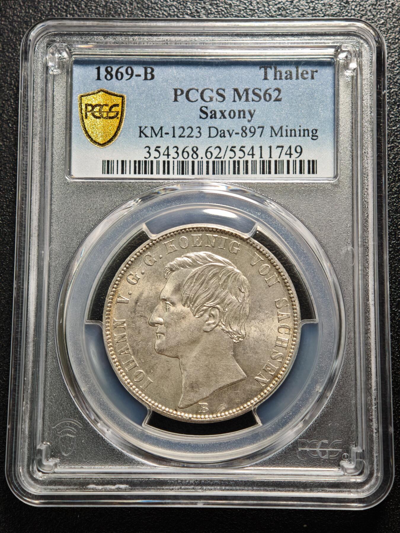 【德藏】世界币章拍卖第161期  1869年 德国萨克森约翰一世矿业祝福泰勒银币 PCGS MS62 淡黄油包浆 转光十足 萨克森是19世纪德国重要的矿业与冶金中心，银、锡、铁等矿产资源的开采与加工是其经济支柱，约翰一世时期发行此币，既是对矿业产业的致敬，也彰显了萨克森的经济特色