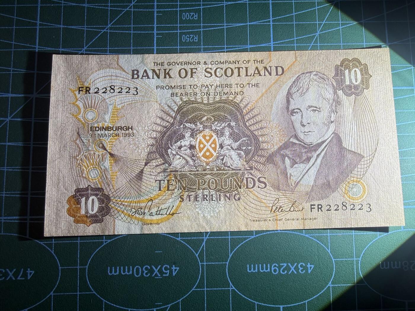 【炜奕收藏】，第五十六期，大不列颠专场 1993年苏格兰银行10镑，UNC-品相，号码无47，边缘潮斑