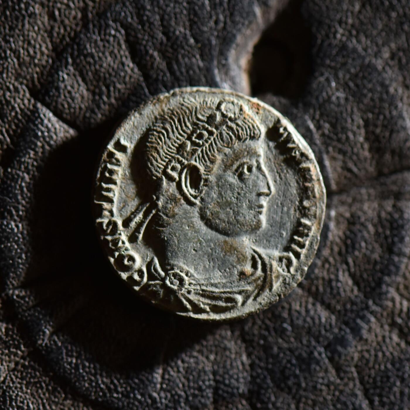 【良泉】【春节前最后一场】2月5日晚19.30点开拍！208组，本场结束后预存钱币的朋友请告知，将连同本场拍品一起邮寄，预祝诸位春节愉快！ 【极美品】【发丝清晰】公元334-335年【古罗马】君士坦丁大帝“MAX奥古斯都”“士兵军旗”铜币，锡斯基亚造币厂，2.72克