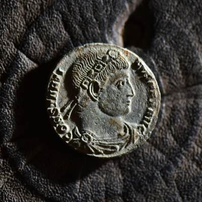 【良泉】【春节前最后一场】2月5日晚19.30点开拍！208组，本场结束后预存钱币的朋友请告知，将连同本场拍品一起邮寄，预祝诸位春节愉快！ - 【极美品】【发丝清晰】公元334-335年【古罗马】君士坦丁大帝“MAX奥古斯都”“士兵军旗”铜币，锡斯基亚造币厂，2.72克