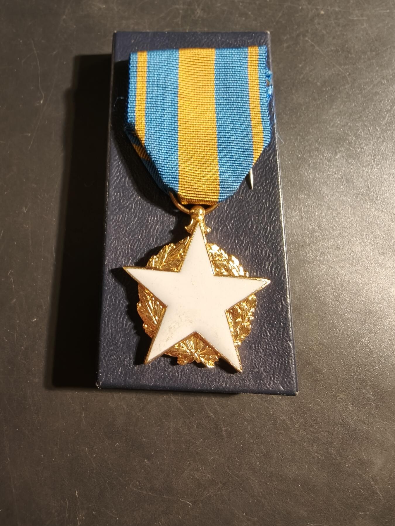 老王徽章第176期 法国民事版战伤奖章    带纸盒    少见白珐琅