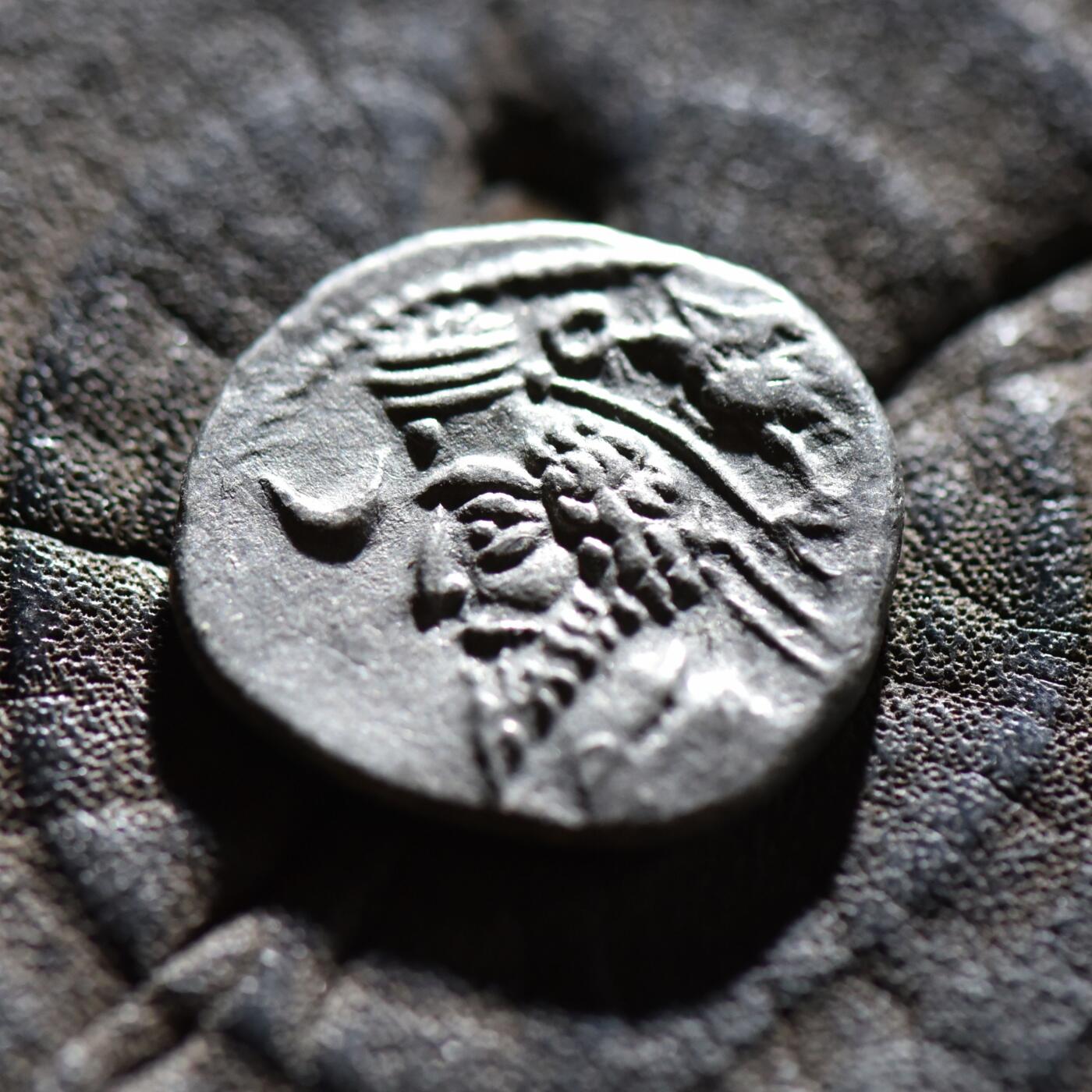 【良泉】【春节前最后一场】2月5日晚19.30点开拍！208组，本场结束后预存钱币的朋友请告知，将连同本场拍品一起邮寄，预祝诸位春节愉快！ 公元前2-公元4年【古波斯】帕提亚，弗拉特斯五世【小弗拉特斯（Phraataces）穆萨女王共治】，一德拉克马银币 ，3.63克