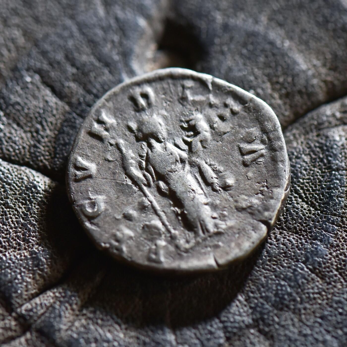 【良泉】【春节前最后一场】2月5日晚19.30点开拍！208组，本场结束后预存钱币的朋友请告知，将连同本场拍品一起邮寄，预祝诸位春节愉快！ 公元161-167年【古罗马】小福斯蒂娜，生育女神-费昆迪塔斯银币（其夫马可·奥利略打制，其父安东尼·庇护时期，其子康茂德都打过以小福斯蒂娜为头像的钱币）3.27克