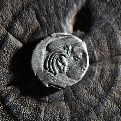 【良泉】【春节前最后一场】2月5日晚19.30点开拍！208组，本场结束后预存钱币的朋友请告知，将连同本场拍品一起邮寄，预祝诸位春节愉快！ - 公元3世纪【西郡太守】西萨特拉普王朝，背三拱佛丘、星月银币，2.22克