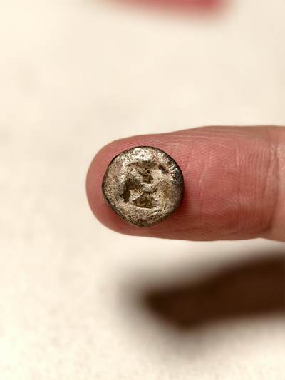 抚柳草堂-第七期章牌钱币 奖章勋章限时免佣 满百包邮 放漏专场 - 三佛齐王国末期至满者伯夷王国早期打制小银币 0.9g重正面有檀香花徽记，背面爪哇岛文，面值1 Unit或称Masa