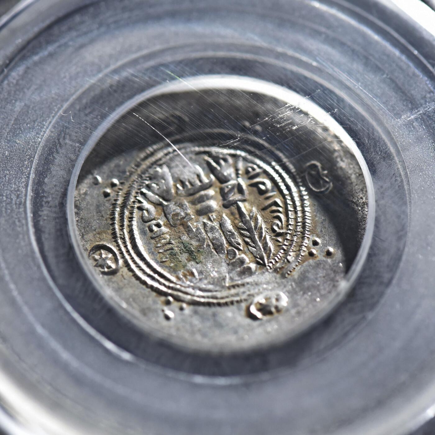 【良泉】【春节前最后一场】2月5日晚19.30点开拍！208组，本场结束后预存钱币的朋友请告知，将连同本场拍品一起邮寄，预祝诸位春节愉快！ 【原光极美品】【菱形脸】公元788-789年【古波斯】阿拉伯-萨珊，塔巴里斯坦总督币，菱形脸半德拉克马，1.5克