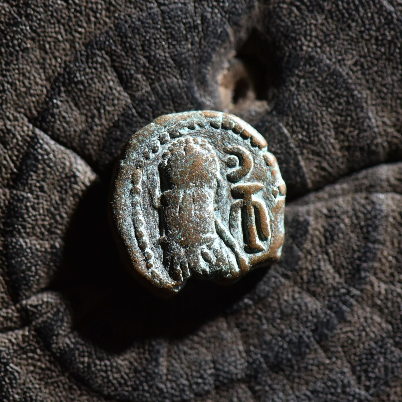 【良泉】【春节前最后一场】2月5日晚19.30点开拍！208组，本场结束后预存钱币的朋友请告知，将连同本场拍品一起邮寄，预祝诸位春节愉快！  公元1-2世纪【埃兰】弗拉特斯“花环版”铜币，2.87克