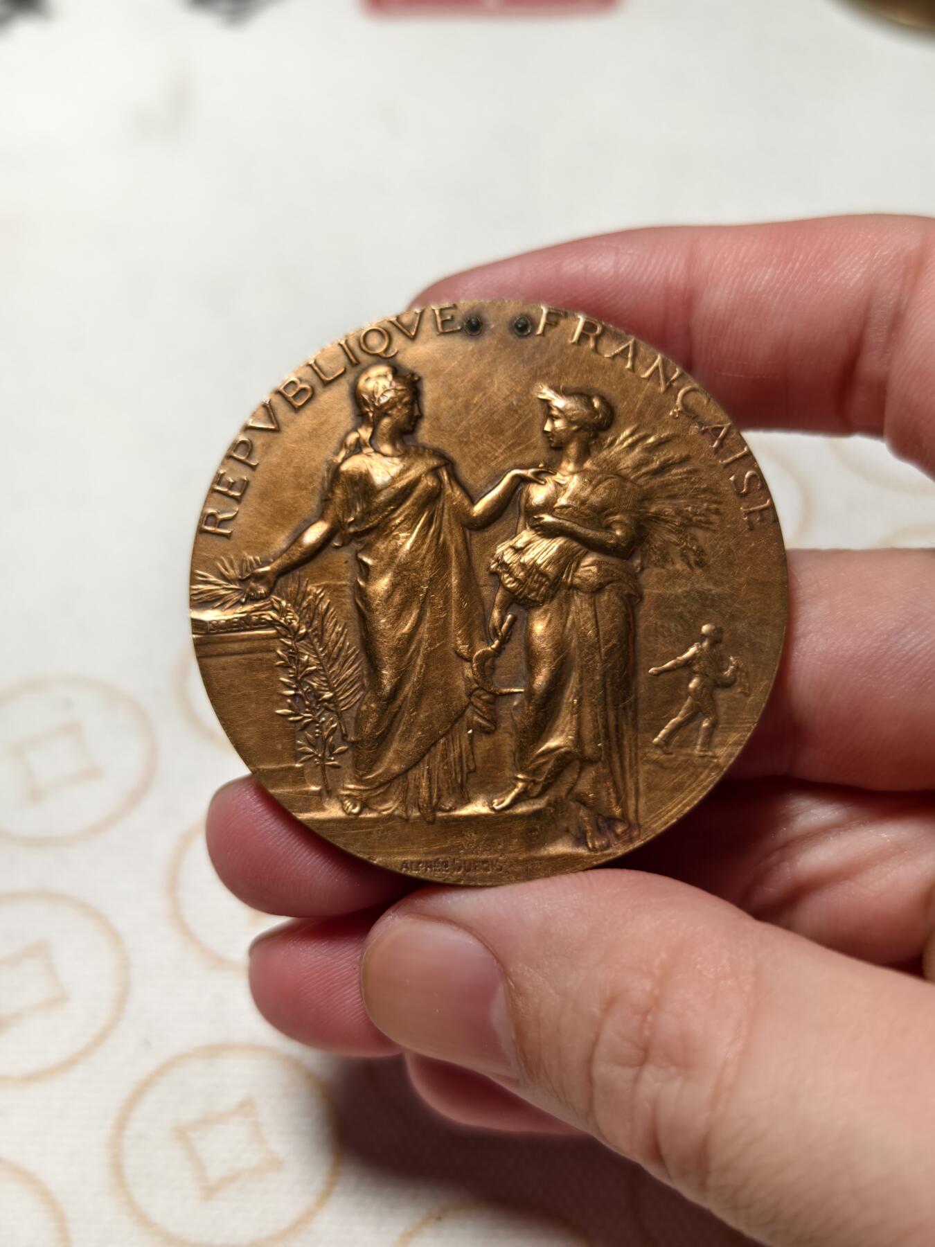 抚柳草堂-第七期章牌钱币 奖章勋章限时免佣 满百包邮 放漏专场 1925法国巴黎赛马竞赛镀金大铜章   直径50mm   重量64.2g    杜布瓦名作镀金细节漂亮  12点位置有改奖牌的支钉