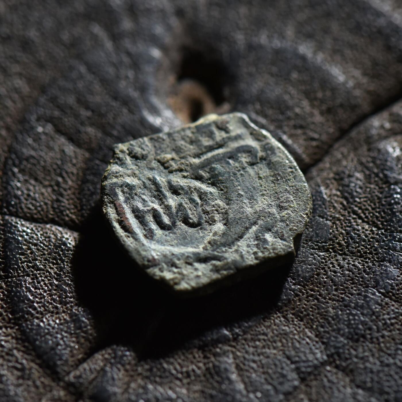 【良泉】【春节前最后一场】2月5日晚19.30点开拍！208组，本场结束后预存钱币的朋友请告知，将连同本场拍品一起邮寄，预祝诸位春节愉快！ 公元前9-40年【纳巴泰王国】《圣经》中记载的阿雷塔斯四世发行的铜币，正面为阿雷塔斯四世单人头像，背面为阿拉米文。2.57克