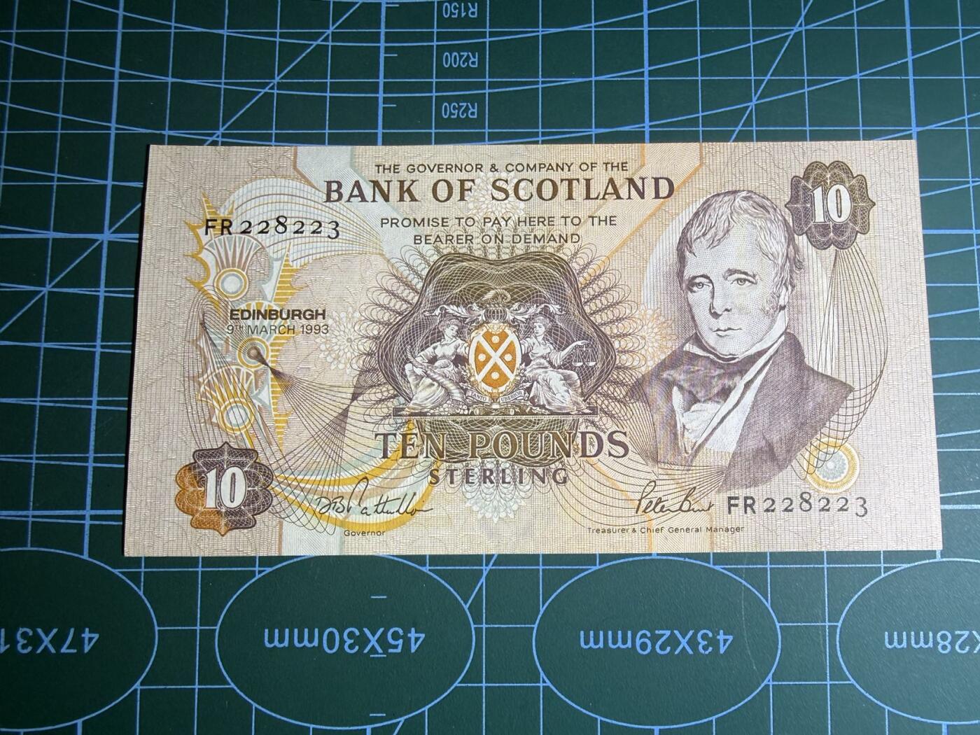 【炜奕收藏】，第五十六期，大不列颠专场 1993年苏格兰银行10镑，UNC-品相，号码无47，边缘潮斑