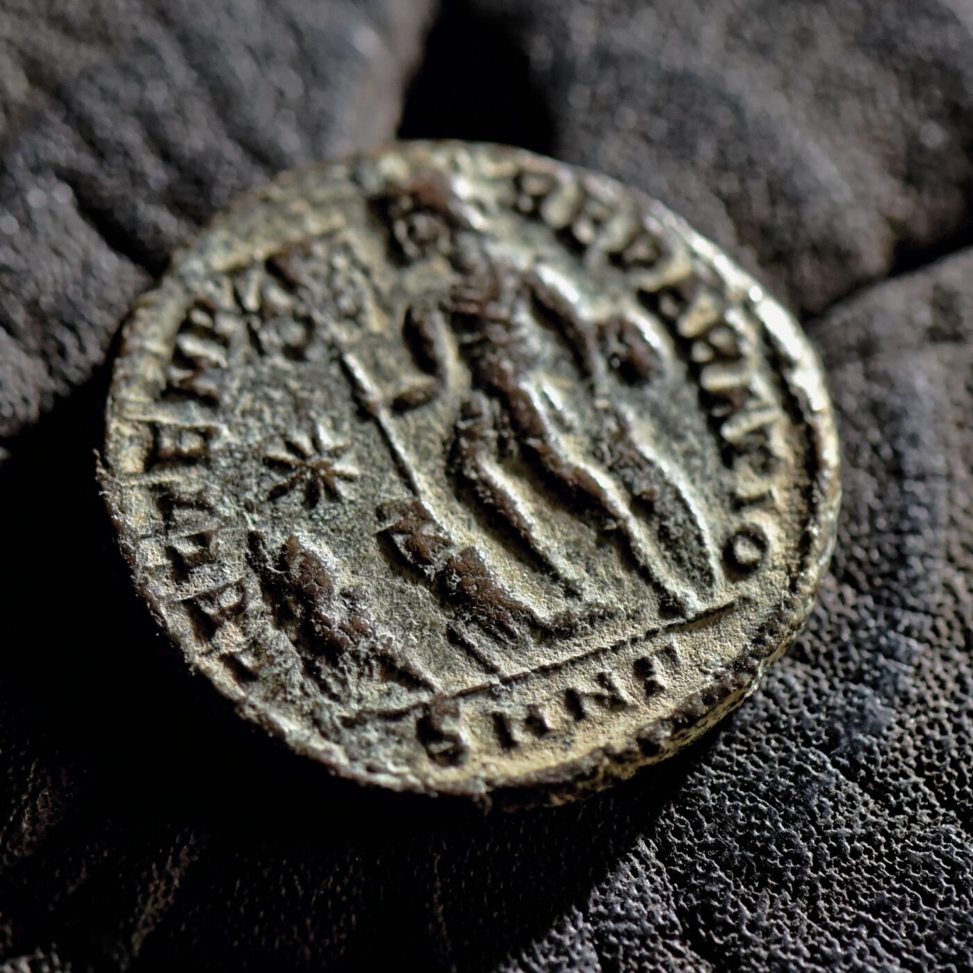 【良泉】【春节前最后一场】2月5日晚19.30点开拍！208组，本场结束后预存钱币的朋友请告知，将连同本场拍品一起邮寄，预祝诸位春节愉快！ 【极美品】【百分币】公元348-351年【古罗马】君士坦提乌斯二世“胜利女神基督符版”大铜币，尼科墨底亚造币厂，4.25克