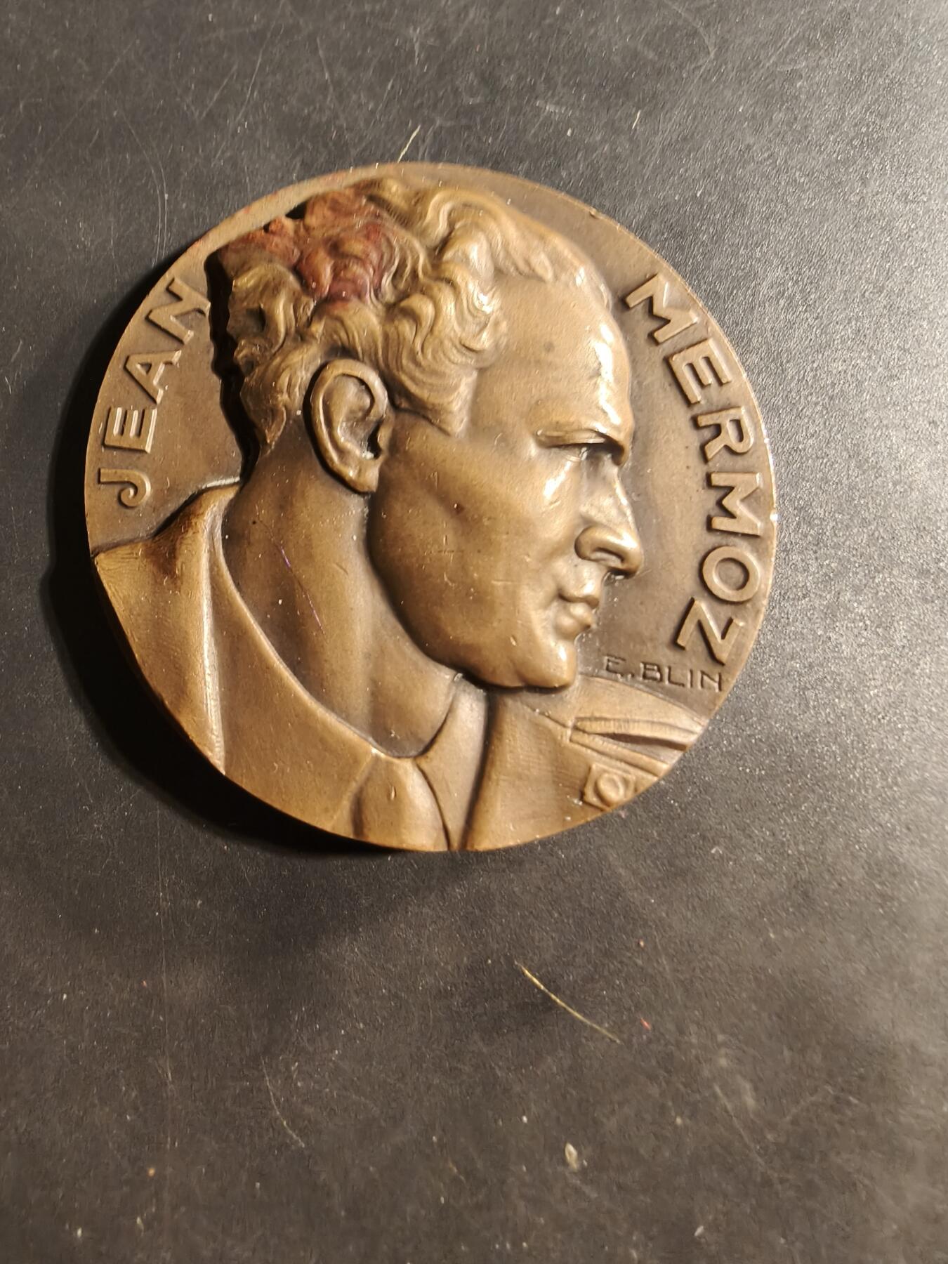 老王徽章第176期 法国航空先驱和飞行员让·梅尔莫兹大铜章     直径59mm     重量123.3g        让·梅尔莫兹（1901-1936）是一位传奇飞行员，以其在航空邮件服务（Aéropostale）中开创性的长途飞行而闻名。 