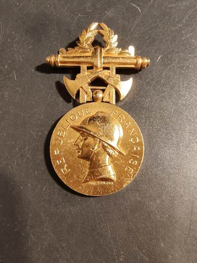 老王徽章第176期 - 法国金级消防员服役奖章    无绶带   950银镀金    21.4g