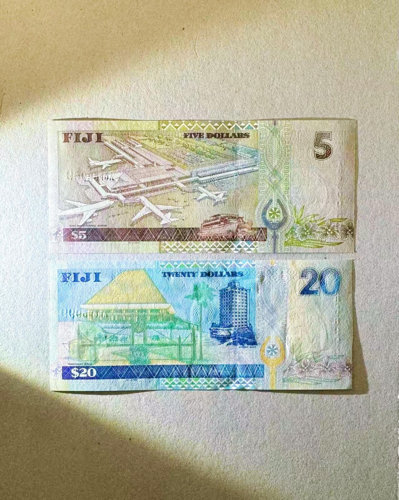 【Blue Auction】世界纸币精拍第774期——18级TOP拍卖/信誉/品质/专业/高效💫 【一组2张无47 含999豹子号】斐济 5-20元 女王 UNC/UNC-（20元有压痕）