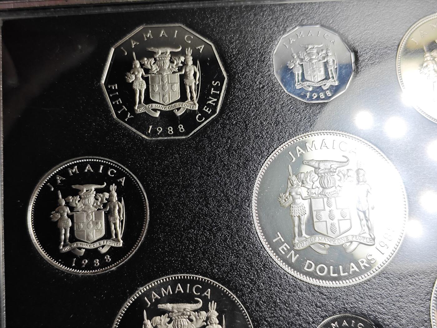 KK钱币收藏小铺  第400期  百期特拍（四拍之四）2月预留时间 周末发货  1988牙买加精制套币 盒证全 带$10纪念银币和$5两枚大银币 发行量1000