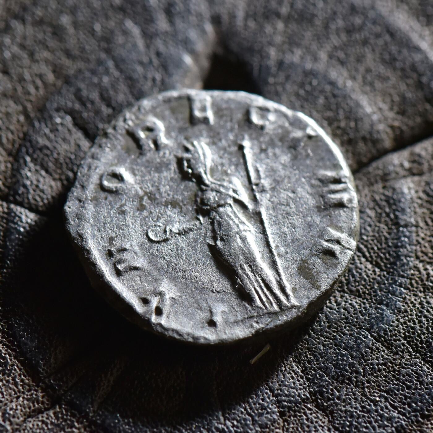 【良泉】【春节前最后一场】2月5日晚19.30点开拍！208组，本场结束后预存钱币的朋友请告知，将连同本场拍品一起邮寄，预祝诸位春节愉快！ 【超重版】公元255-258年【古罗马】加里恩努斯的皇后——萨洛妮娜发行，背天后朱诺，铭文IVNO REGINA，安敦尼银币，5.08克