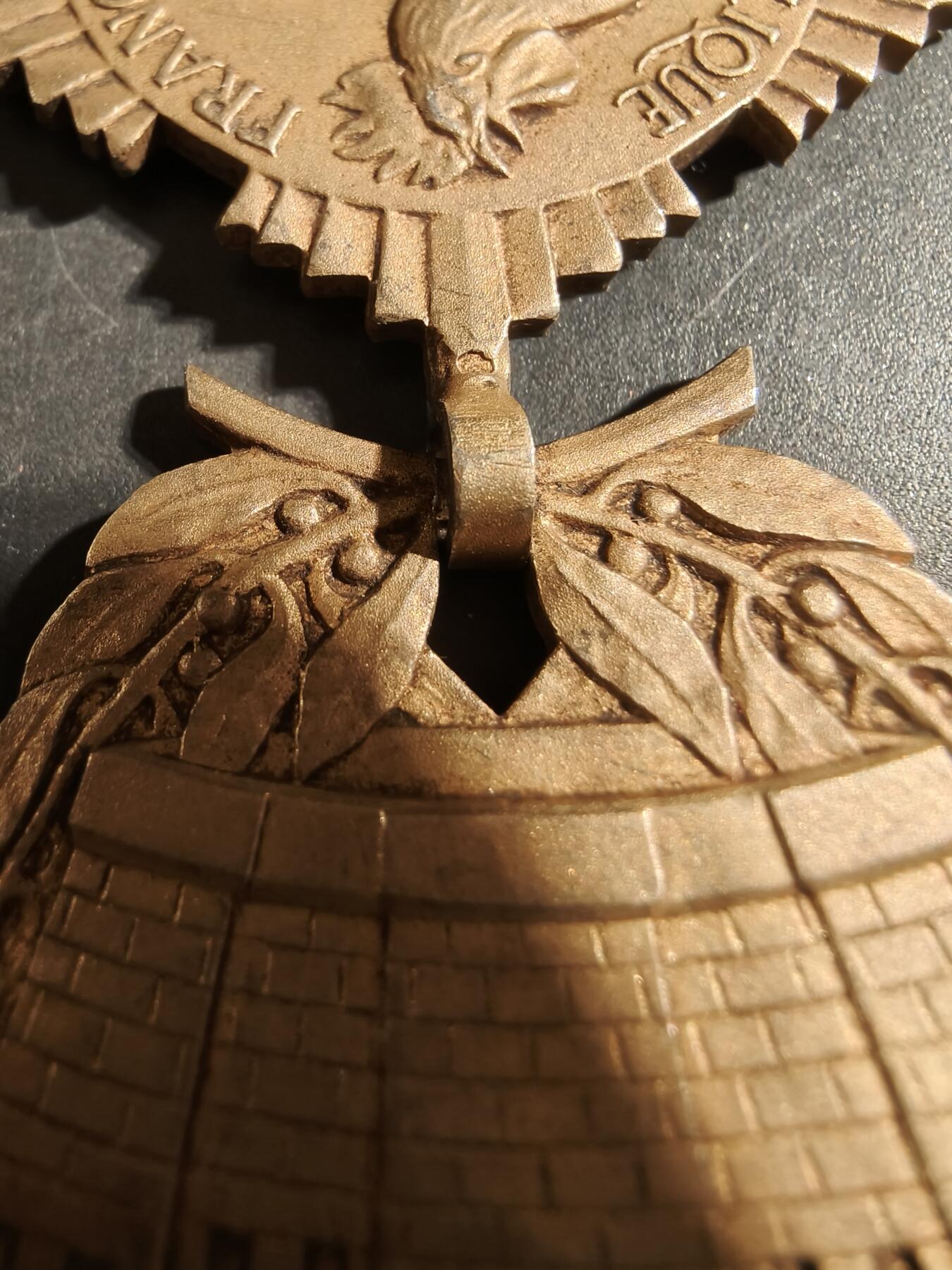 老王徽章第176期 法国金级地方嘉奖奖章    950银镀金    33.3g