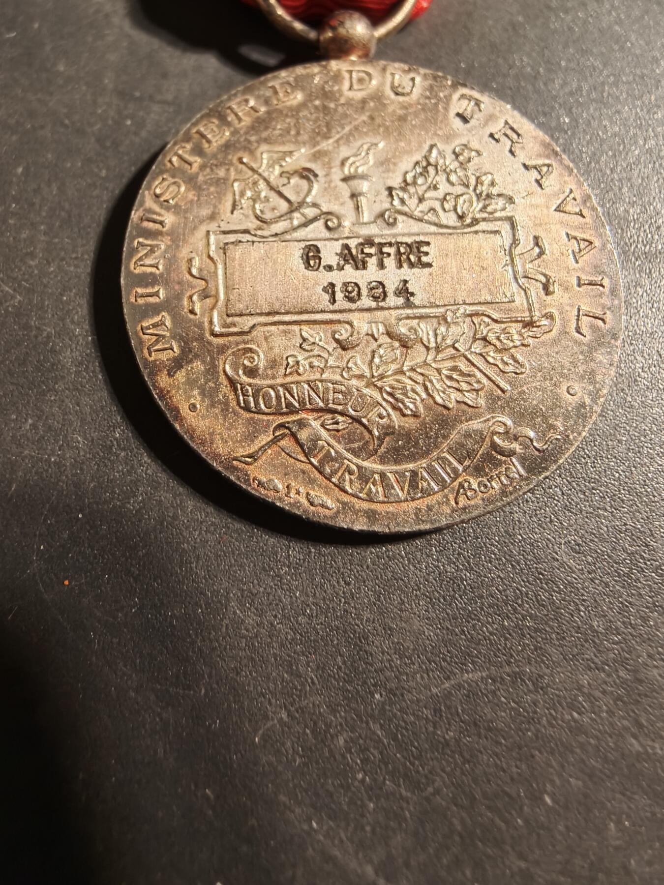 老王徽章第176期 法国金级劳工奖章    1984年   925银镀金    13.7g