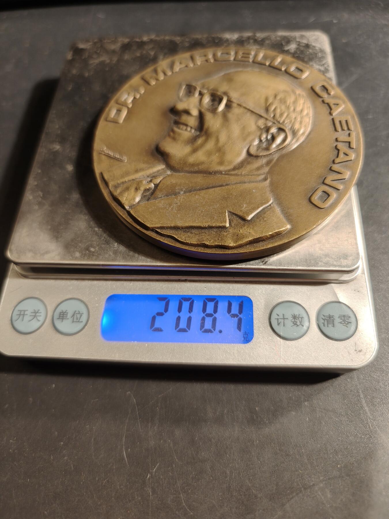 老王徽章第176期 葡萄牙纪念1969年卡埃塔诺总理访问安哥拉、几内亚、莫桑比克等海外省大铜章     直径80mm    重量208.4g      