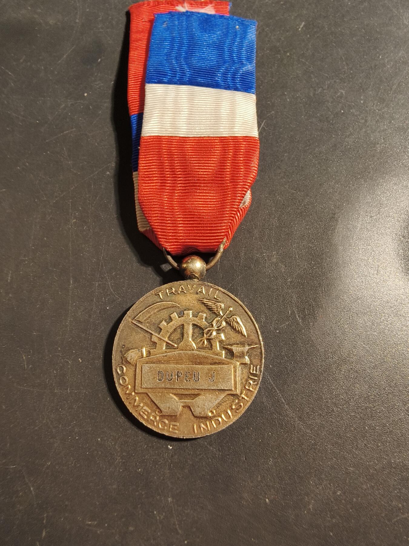 老王徽章第176期 法国金级工商部劳动荣誉奖章    螃蟹银标   800银镀金     15.5g 