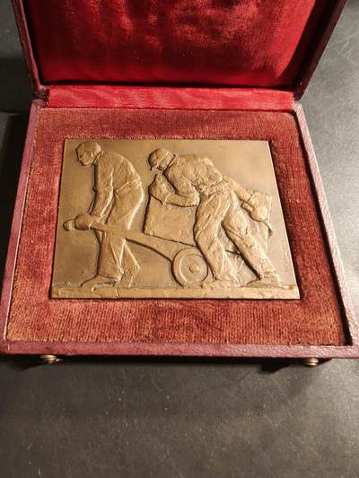 老王徽章第176期 - 法国鲁昂地区建筑和公共工程雇主协会方形大铜章     原盒     尺寸69×54mm     重量140g