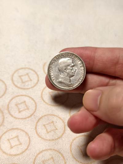 抚柳草堂-第七期章牌钱币 奖章勋章限时免佣 满百包邮 放漏专场 - 1915意大利维克托里奥努玛埃莱三世 马车2里拉银币 重10.1g 雕刻精美 非常漂亮的品种