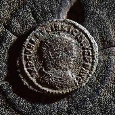 【良泉】【春节前最后一场】2月5日晚19.30点开拍！208组，本场结束后预存钱币的朋友请告知，将连同本场拍品一起邮寄，预祝诸位春节愉快！ - 【美品】公元321-324年【古罗马】李锡尼一世“芒冠版”富力铜币，有价值标记，XIIΓ等价12½努米。尼科墨底亚造币厂，2.2克