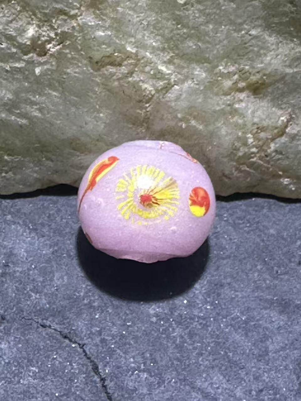 建国前后库存冰粉色祥云立体凤眼琉璃珠一颗，