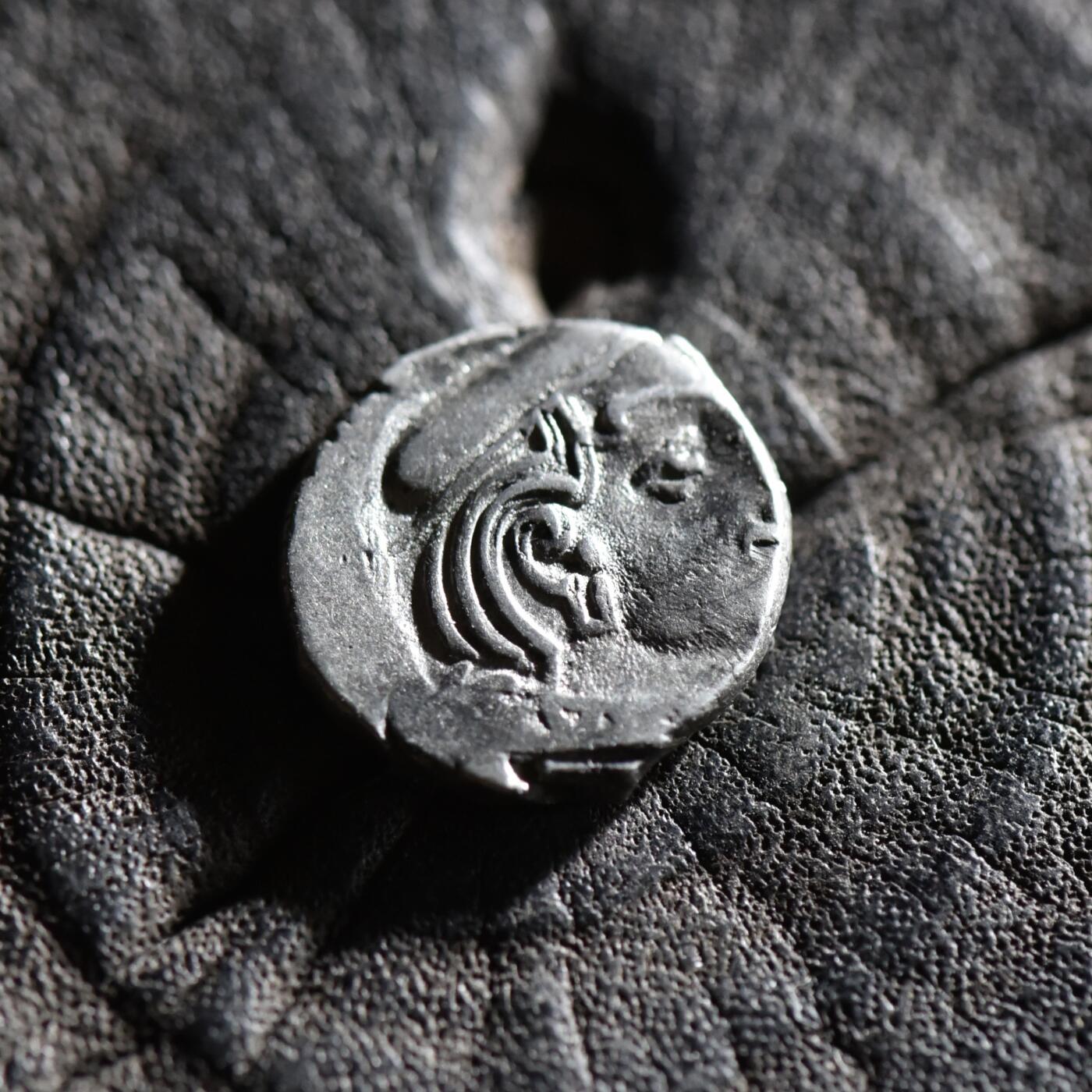 【良泉】【春节前最后一场】2月5日晚19.30点开拍！208组，本场结束后预存钱币的朋友请告知，将连同本场拍品一起邮寄，预祝诸位春节愉快！ 公元3世纪【西郡太守】西萨特拉普王朝，背三拱佛丘、星月银币，2.22克