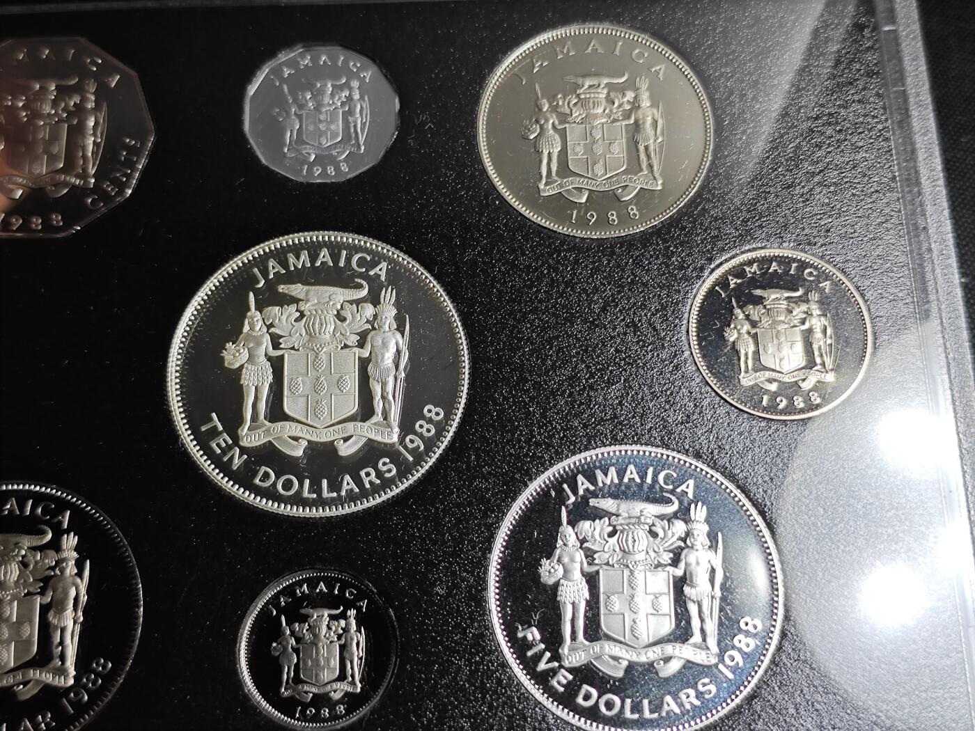 KK钱币收藏小铺  第400期  百期特拍（四拍之四）2月预留时间 周末发货  1988牙买加精制套币 盒证全 带$10纪念银币和$5两枚大银币 发行量1000