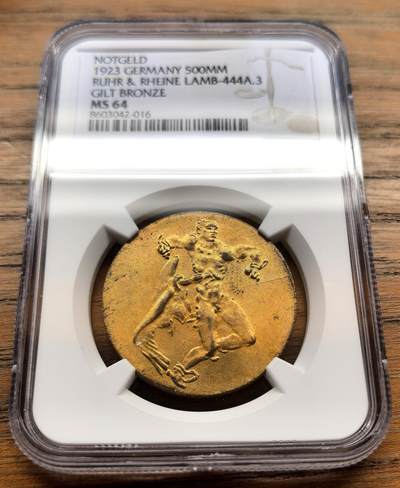 凡希社世界钱币微拍第三百十八期 - 1923德紧鲁尔-莱茵地区5亿马克镀金铜币NGC-MS64，正面描绘了古希腊普罗米修斯被鹰啄食肝脏的神话故事，象征鲁尔人民在法国占领下的悲惨境遇；背面文字“1923年鲁尔与莱茵的德国民众牺牲”。