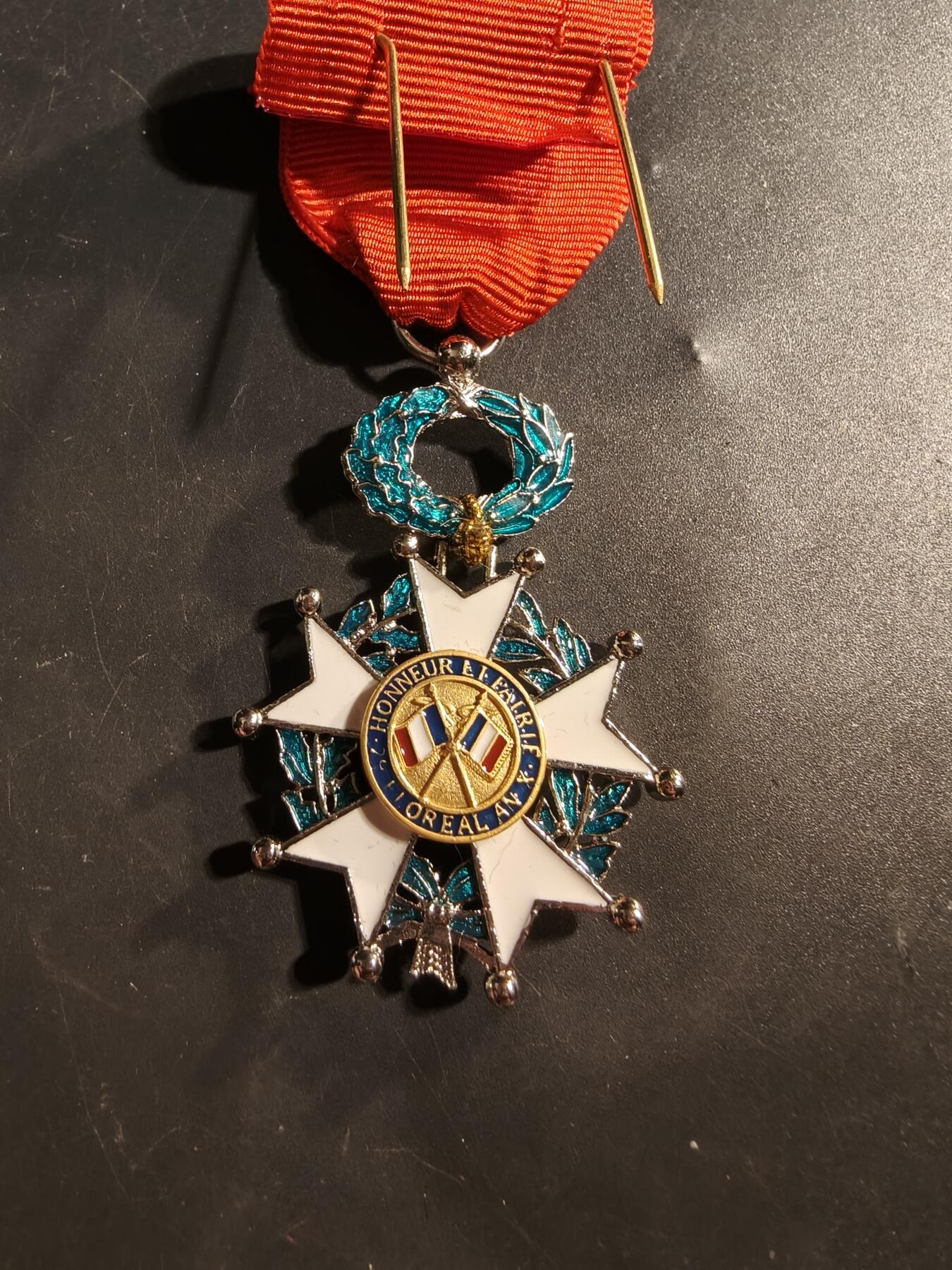 老王徽章第176期 法国骑士级荣誉军团勋章    原盒    五共现役版本    连接处断开，为绳子重新捆绑的，介意勿拍