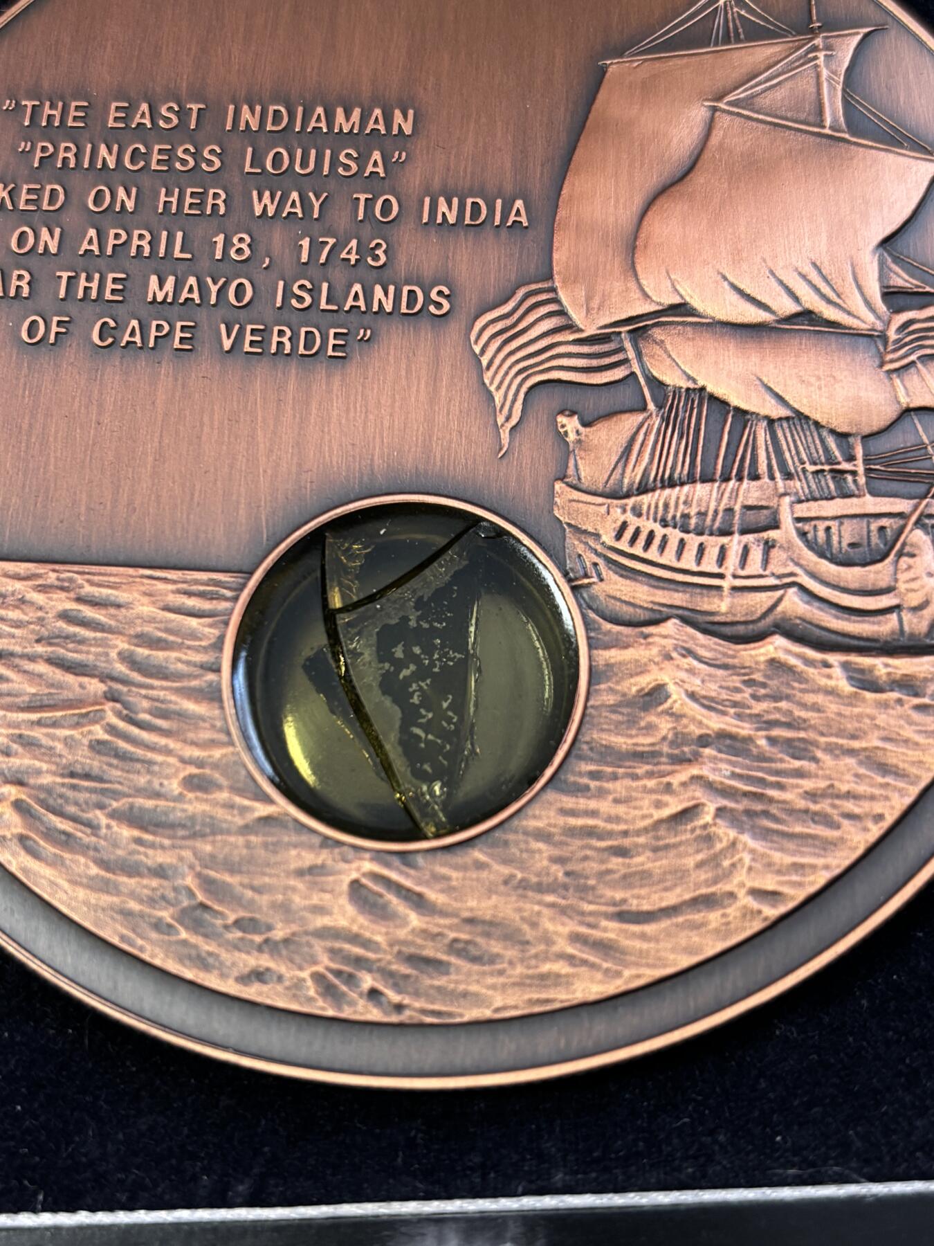 第187期拍卖 利比里亚2001年嵌路易莎公主号沉船碎片纪念大铜币，777克，发行2000枚