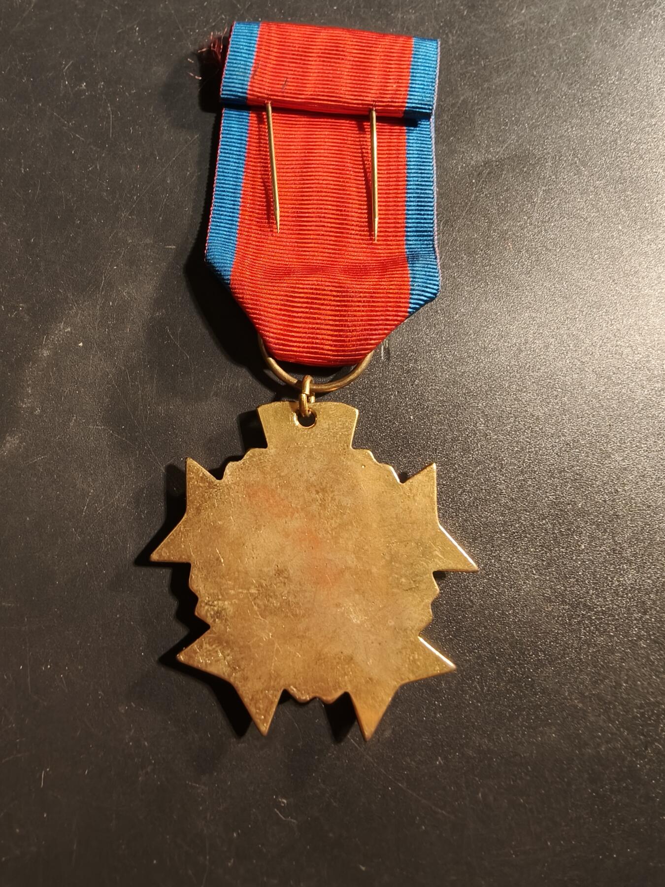 老王徽章第176期 法国骑士级艺术与音乐功绩勋章     原盒