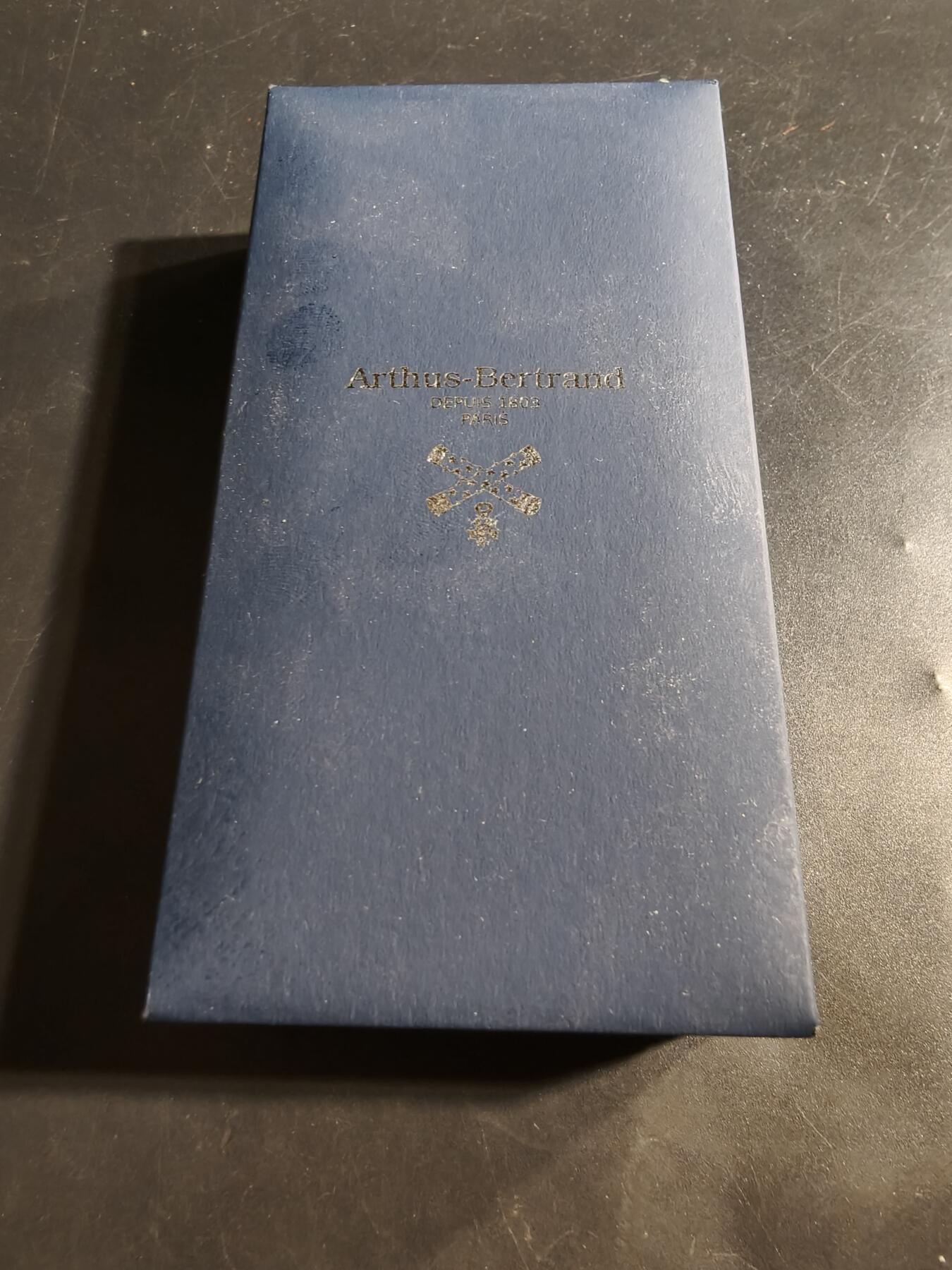 老王徽章第176期 法国骑士级荣誉军团勋章    原盒    五共现役版本    连接处断开，为绳子重新捆绑的，介意勿拍