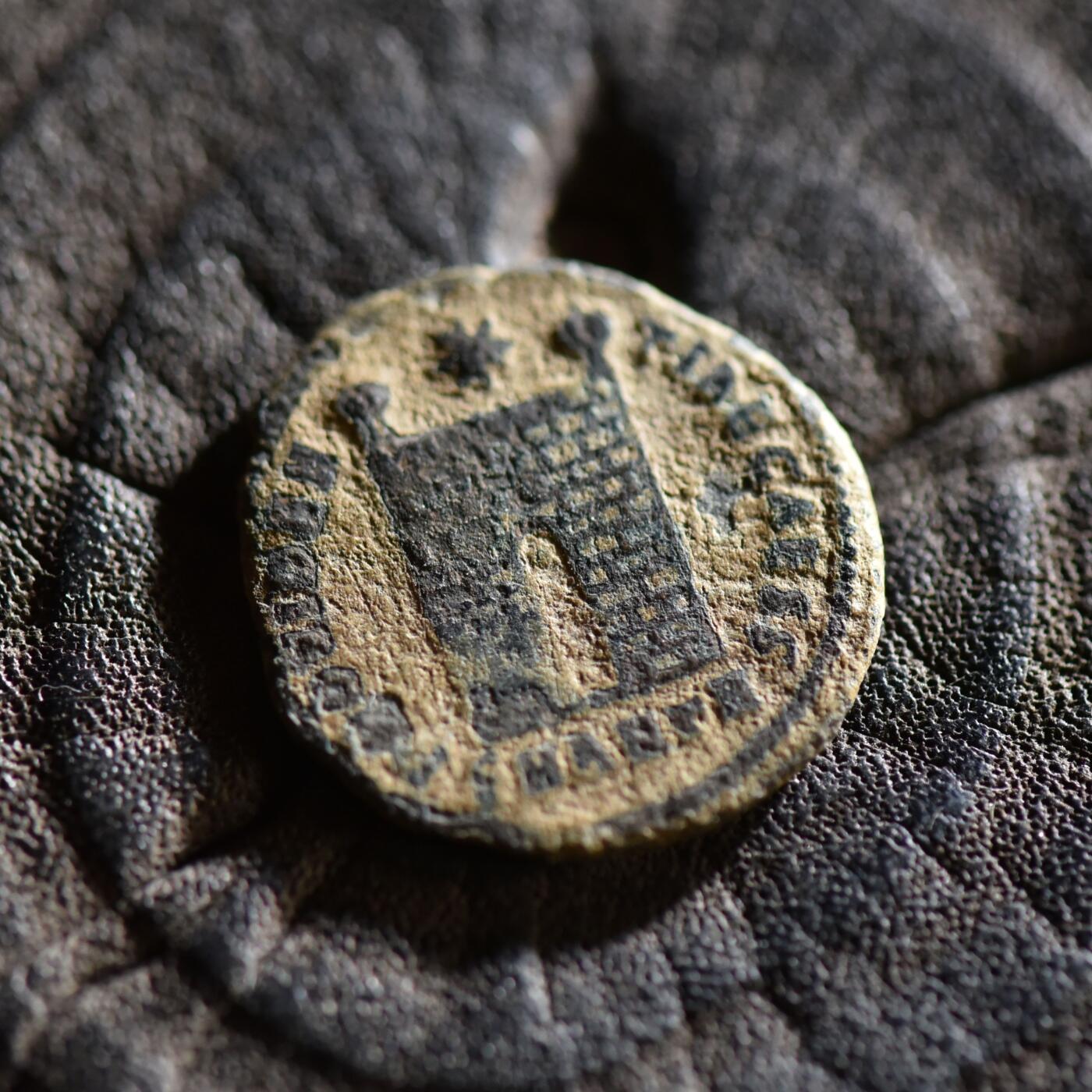 【良泉】【春节前最后一场】2月5日晚19.30点开拍！208组，本场结束后预存钱币的朋友请告知，将连同本场拍品一起邮寄，预祝诸位春节愉快！ 【少见面左版】公元335-337年【古罗马】君士坦丁二世，凯撒头衔“军塔营门”铜币，2.03克