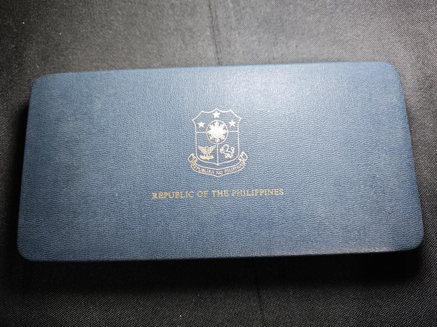 KK钱币收藏小铺  第400期  百期特拍（四拍之四）2月预留时间 周末发货  1975菲律宾大小面值精制套币 含2枚精制银币（50比索27.4克925银，25比索25克500银）