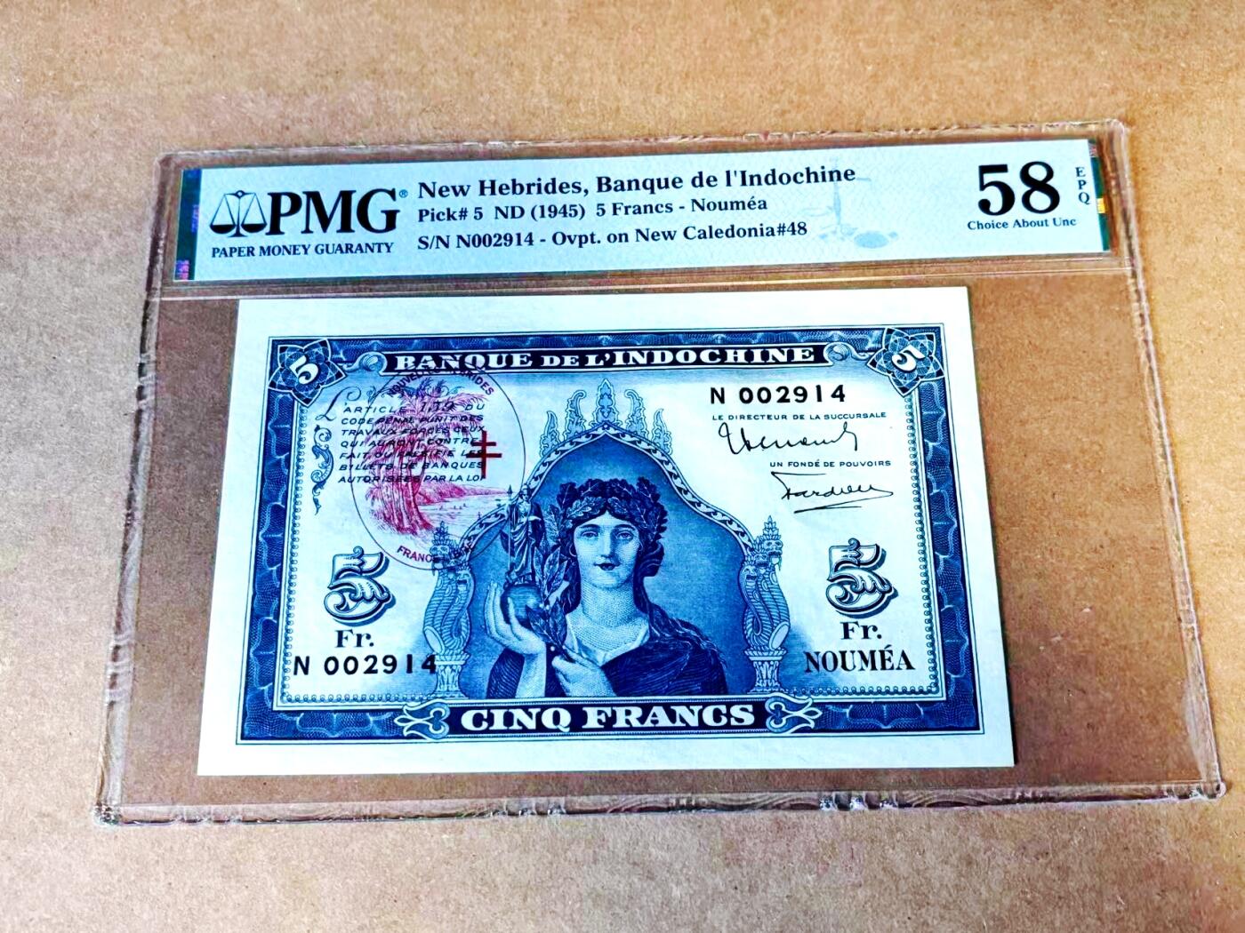 【Blue Auction】世界纸币精拍第774期——18级TOP拍卖/信誉/品质/专业/高效💫 【千位小号 早期p5实钞高分少见 打灯未曾见中折仅大角软折 与65分连号】新赫布里底 1945年5法郎 胜利女神雕刻精美 非常有特色 背面经典四面佛 PMG58EPQ 近新原票 