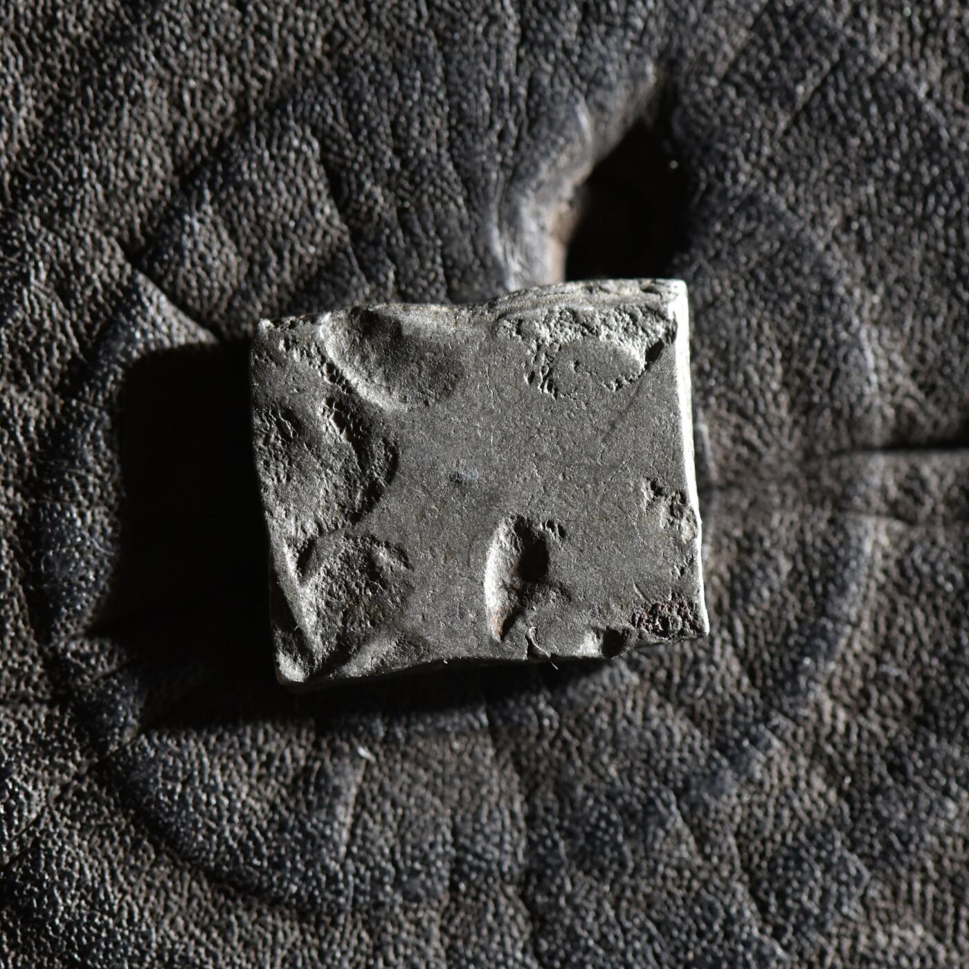 【良泉】【春节前最后一场】2月5日晚19.30点开拍！208组，本场结束后预存钱币的朋友请告知，将连同本场拍品一起邮寄，预祝诸位春节愉快！ 公元前3世纪【古印度】孔雀王朝， 1卡夏帕银币，3.36克