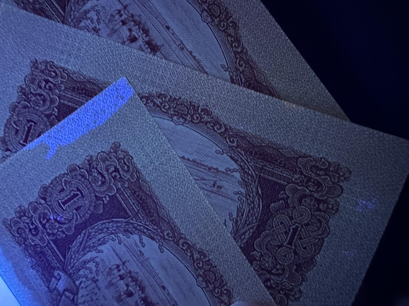 《外钞收藏家》第六百零一期（畅拍场）（本平台长期征集拍品、欢迎藏友们联系合作） 越南 中国代印版1盾 3张一起 全新UNC 都是无47靓号 有一张一个角不绝