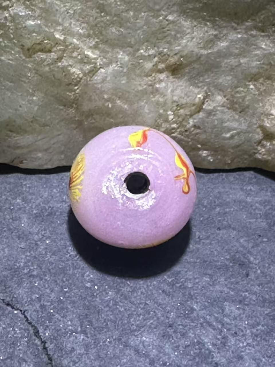 建国前后库存冰粉色祥云立体凤眼琉璃珠一颗，