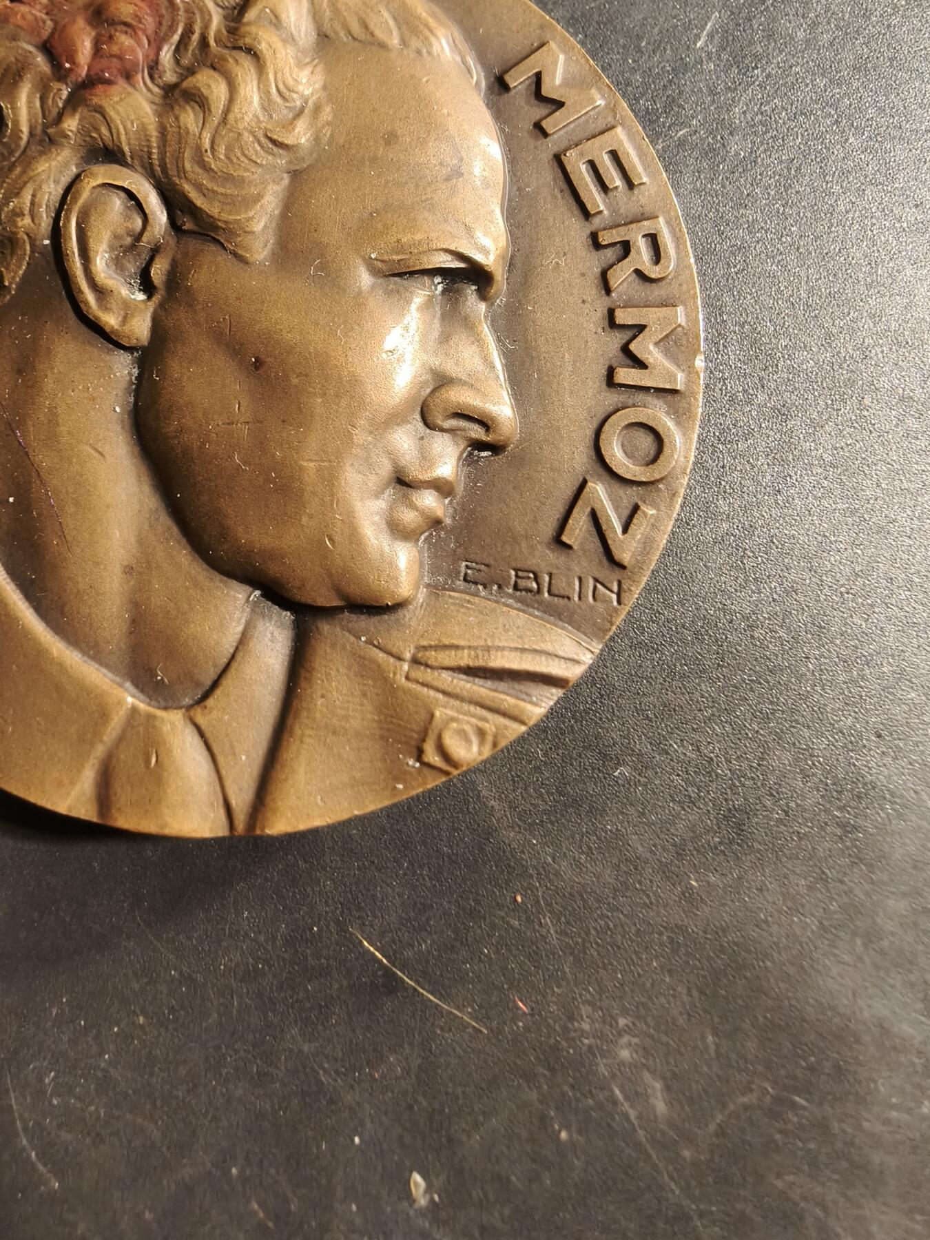 老王徽章第176期 法国航空先驱和飞行员让·梅尔莫兹大铜章     直径59mm     重量123.3g        让·梅尔莫兹（1901-1936）是一位传奇飞行员，以其在航空邮件服务（Aéropostale）中开创性的长途飞行而闻名。 