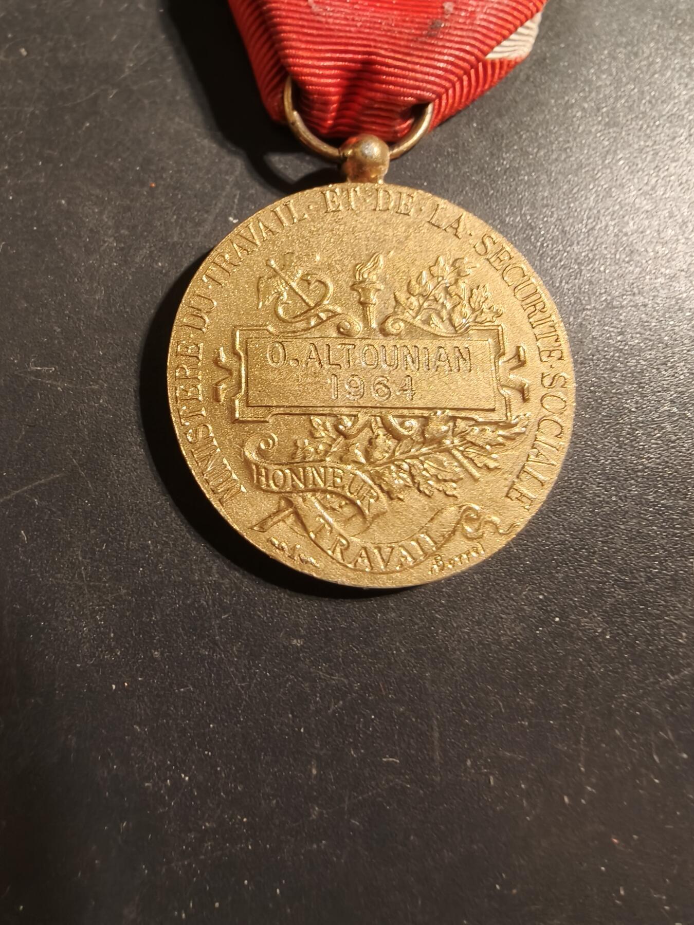 老王徽章第176期 法国金级劳工奖章   1964年    950银镀金     13.2g