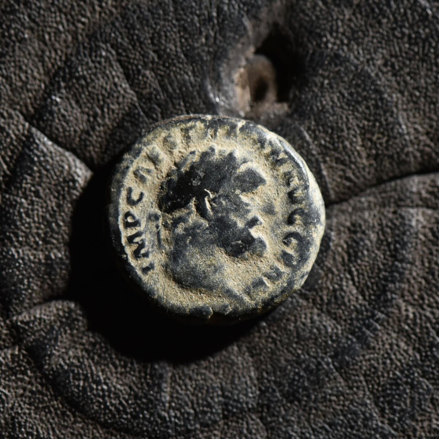 【良泉】【春节前最后一场】2月5日晚19.30点开拍！208组，本场结束后预存钱币的朋友请告知，将连同本场拍品一起邮寄，预祝诸位春节愉快！ 【少见】公元98-117年【古罗马】图拉真发行，正大力神“赫拉克勒斯”背“野猪”夸德兰（四分之一阿斯）铜币，3.38克