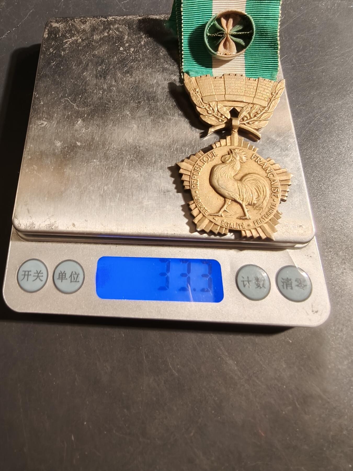 老王徽章第176期 法国金级地方嘉奖奖章    950银镀金    33.3g