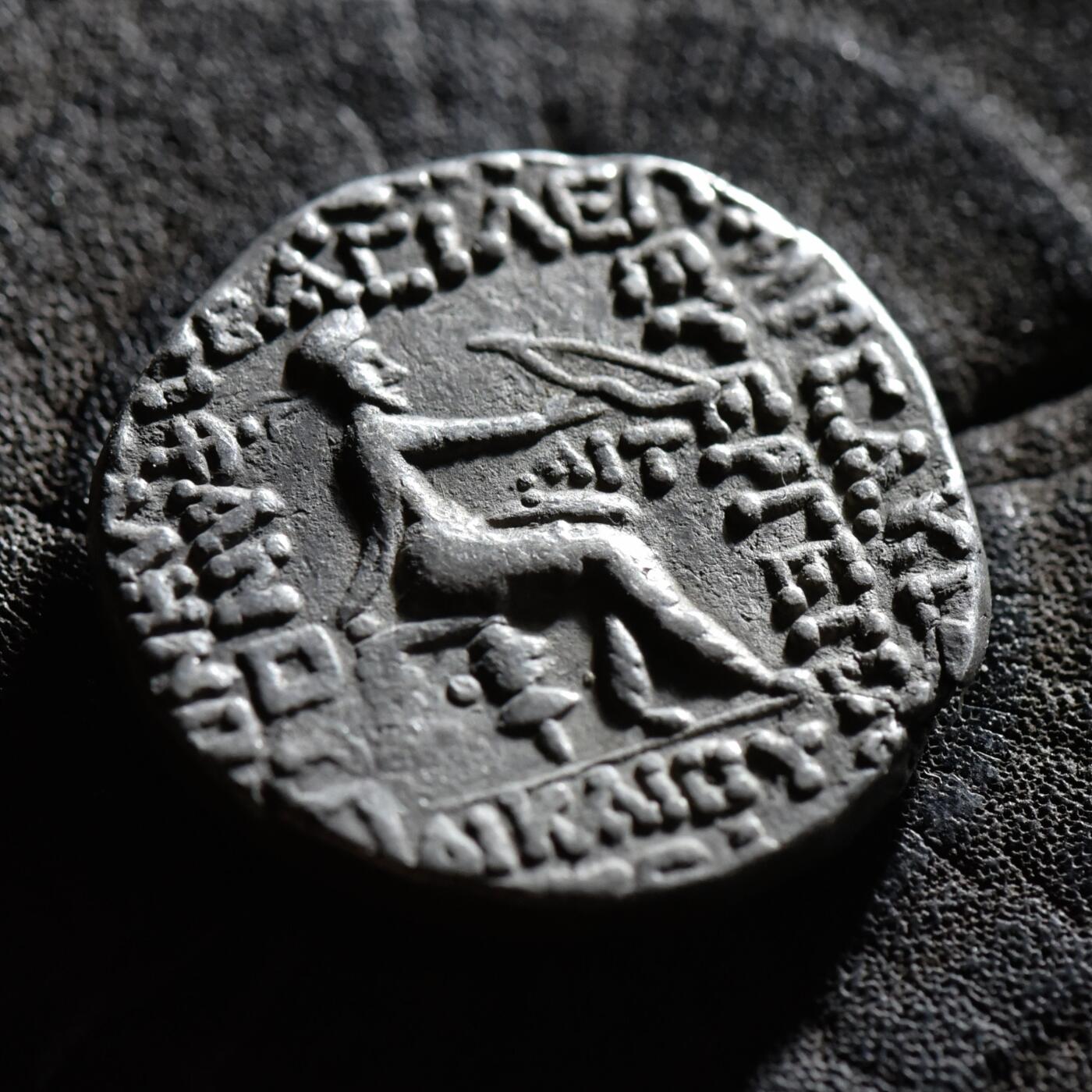 【良泉】【春节前最后一场】2月5日晚19.30点开拍！208组，本场结束后预存钱币的朋友请告知，将连同本场拍品一起邮寄，预祝诸位春节愉快！ 【罕见】10.17克，公元前1年【古波斯】帕提亚国王弗拉特斯五世四德拉克马银币，年铭AIT（塞琉古历311年）下方铭文标记月份。